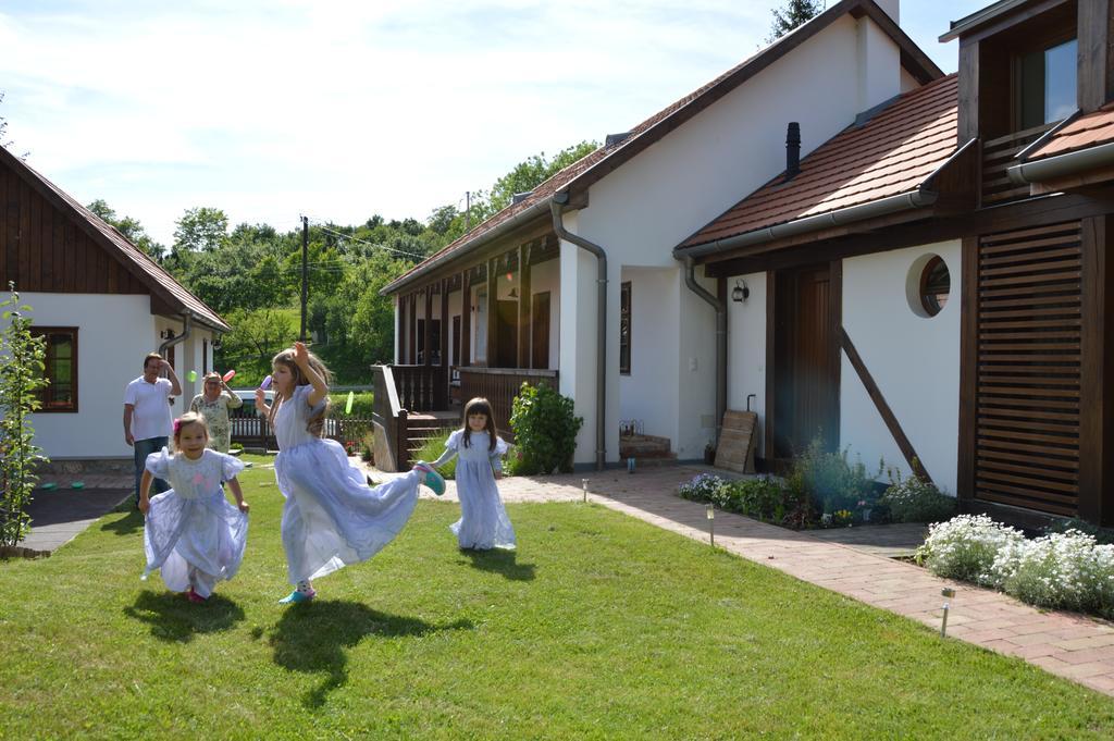 Fruktarium Vendeghaz Hotel Trizs Bagian luar foto